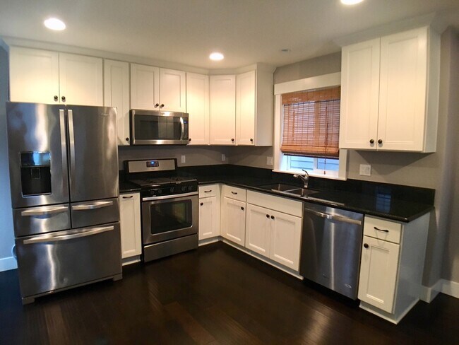 Building Photo - Spacious 3br/3.5ba House with Garage & AC in South Tabor Neighborhood