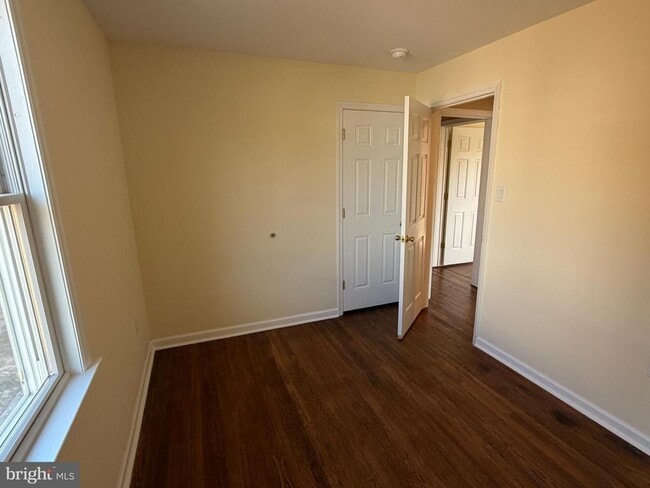 Building Photo - 15 W Floral Ave