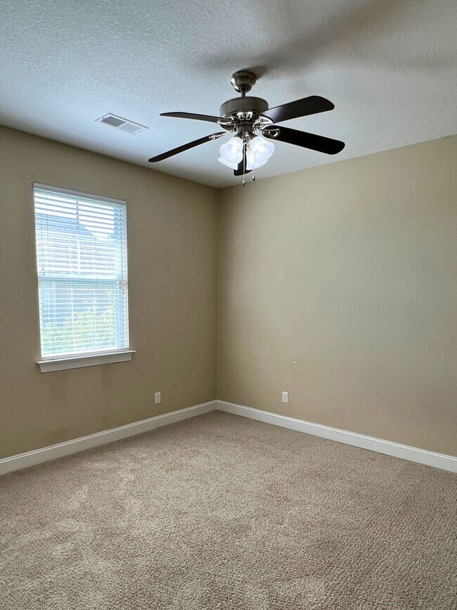 Building Photo - 4/2 with access to amenities, close to base!!