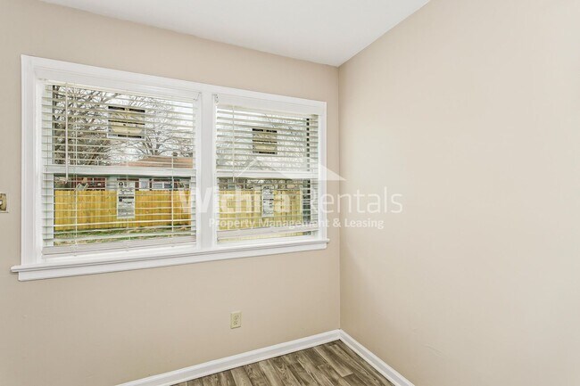 Building Photo - 2103-2103 S Old Manor Rd