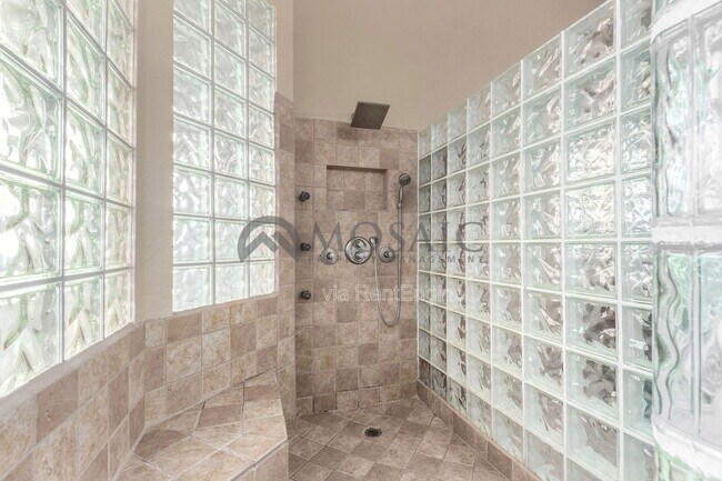 Building Photo - 2738 E Silverwood Dr