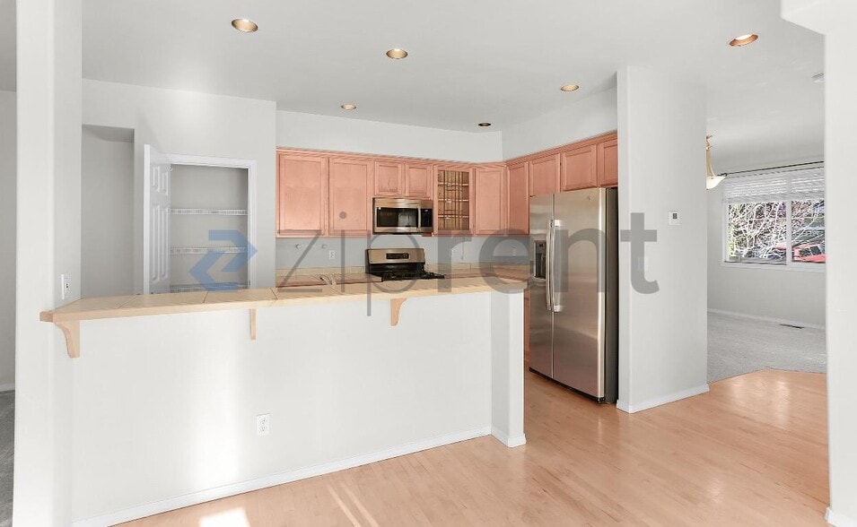 Building Photo - Unit