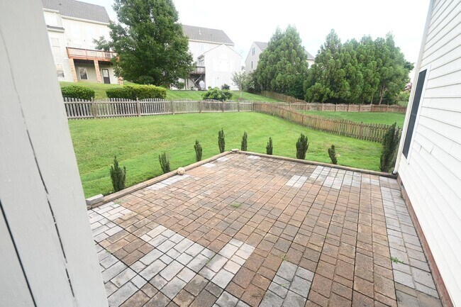 Building Photo - Gorgeous Charter Colony Cul-de-Sac Home: 4 Bed, 2.5 Bath Home with Screened-In Porch