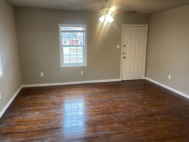 Building Photo - SLATON CHARMER! Totally Remodeled!! Availa...