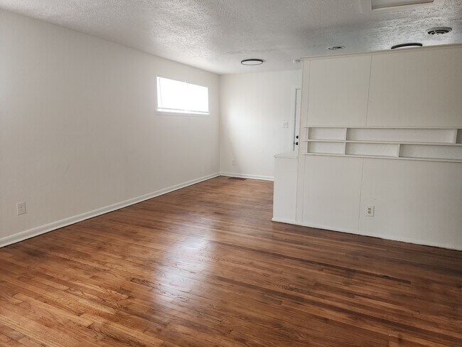 Building Photo - 846 Marilyn St