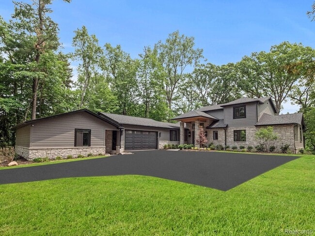 Building Photo - 3511 Lakecrest Dr