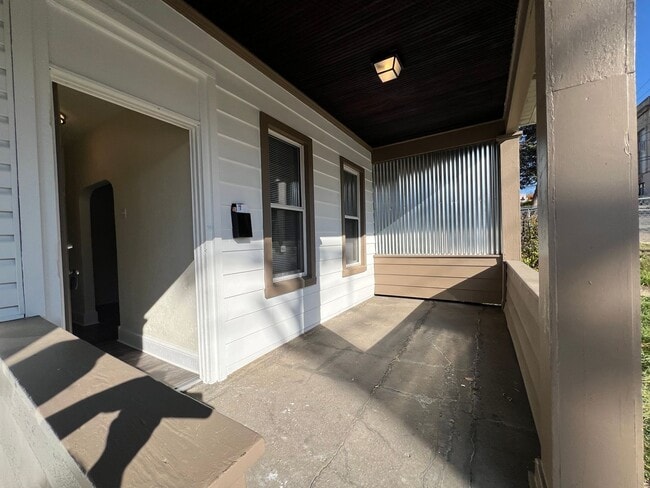 Building Photo - Updated 2BR Townhome with office & parking spot!