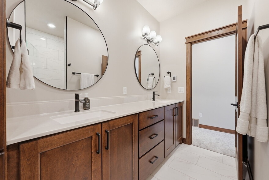 Building Photo - 2701 W Oak Hill Dr