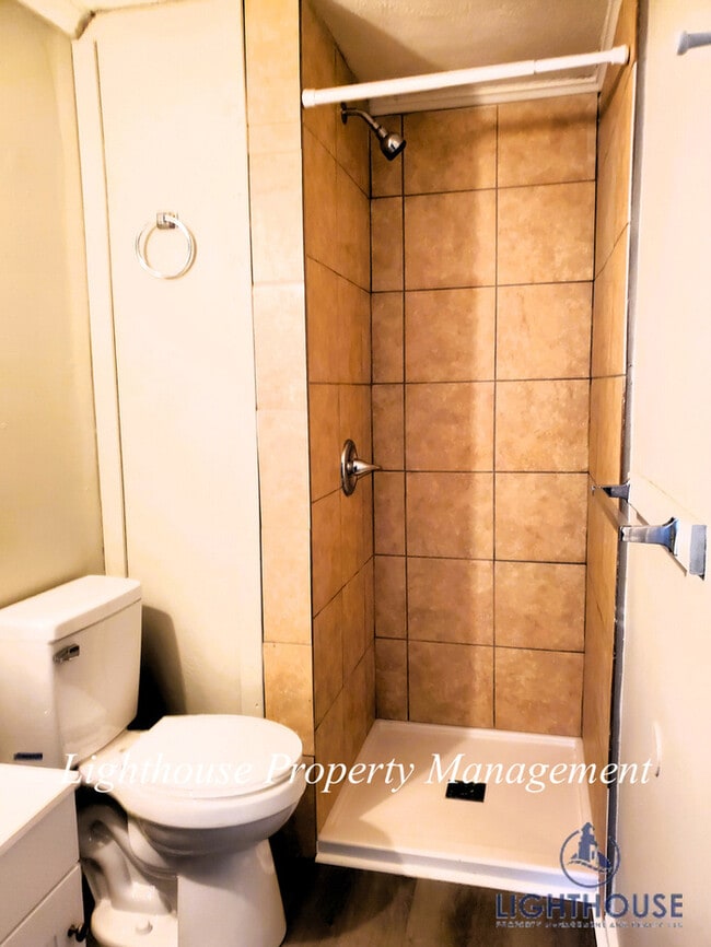 Building Photo - NEWLY RENOVATED 3 bed/2 bath!