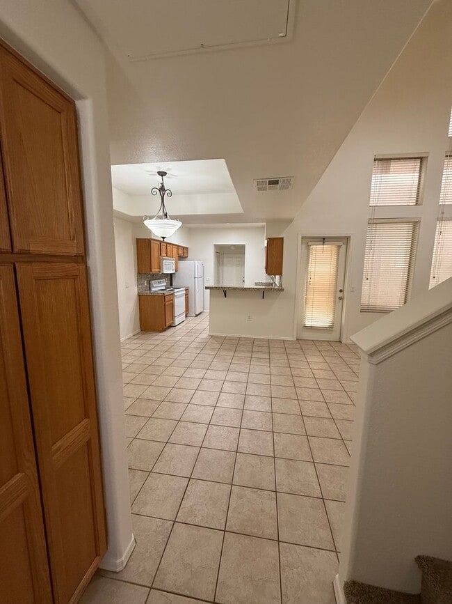 Building Photo - 3 Bedroom Townhouse with Garage, Gated Com...