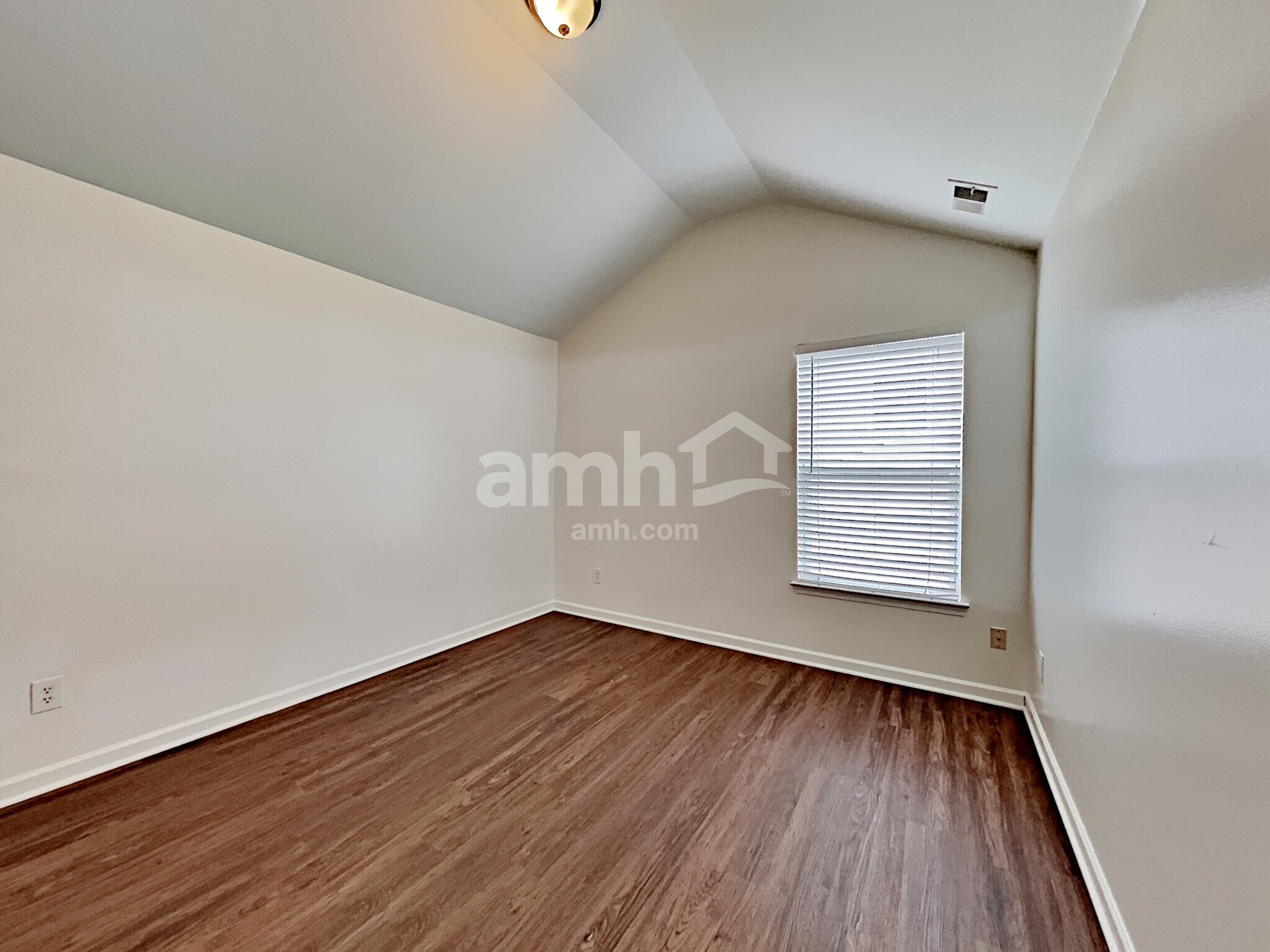 Building Photo - 2425 Valley Creek Dr