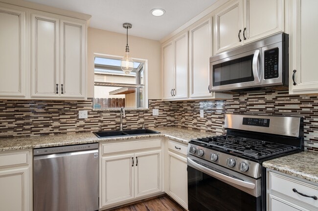 Building Photo - 885 Peregrine Ln