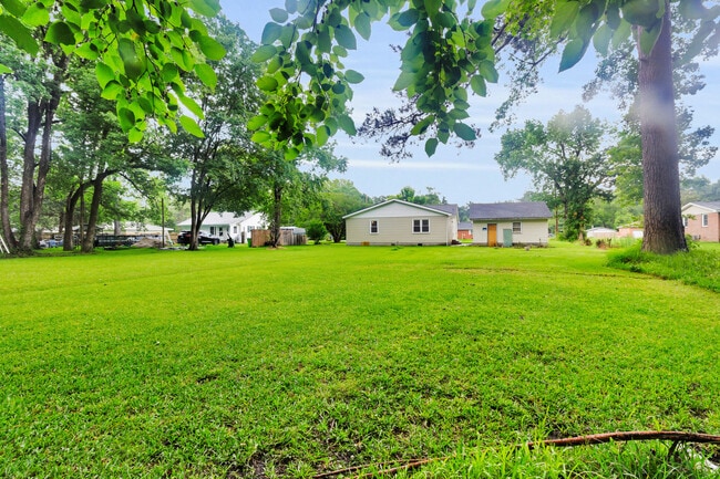 Building Photo - 300 Battleground Ave