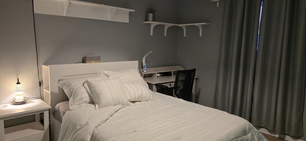 Building Photo - 395 Plaza Calimar