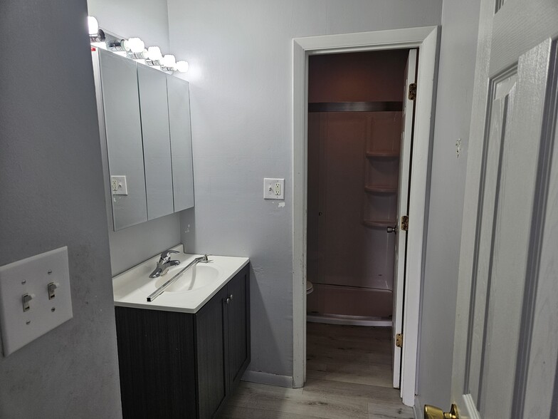 Building Photo - 655 Deepwoods Dr