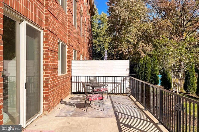 Building Photo - 635 Slaters Ln