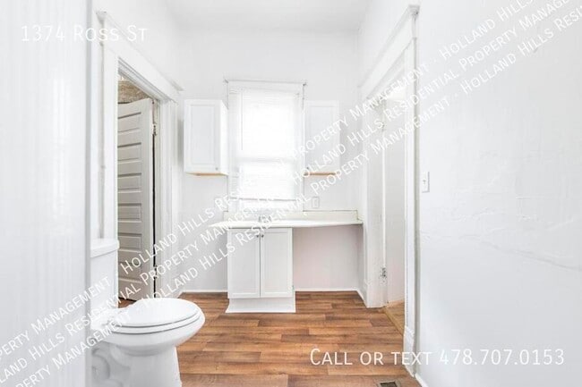 Building Photo - 1374 Ross St