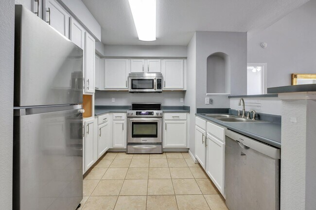 Building Photo - 2801 Chancellorsville Dr