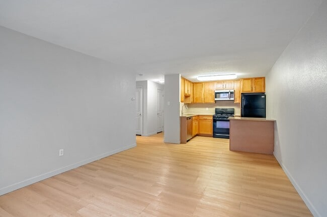 Building Photo - 1520 S Albion