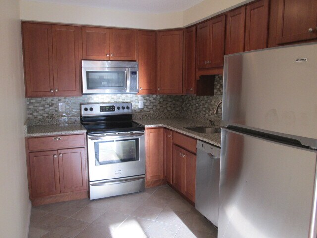 KITCHEN - 721 Robert Frost Dr