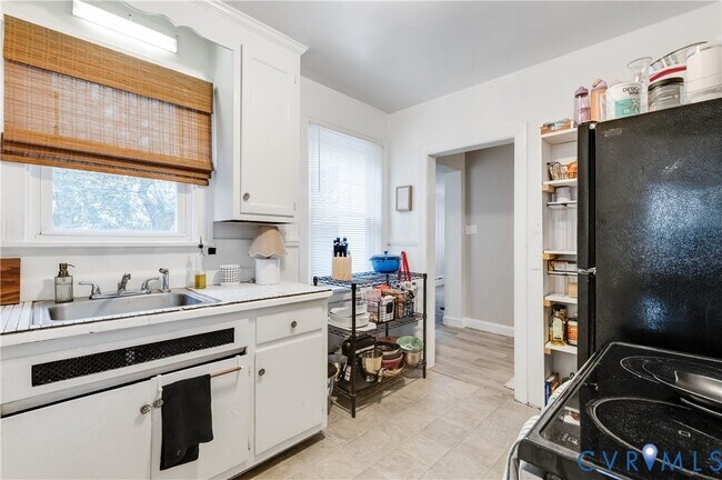 Building Photo - 2103 Pinetree Dr