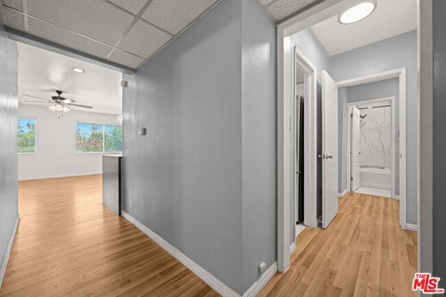 Building Photo - 12801 Moorpark St