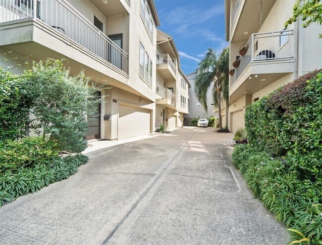 Building Photo - 5535 Darling St