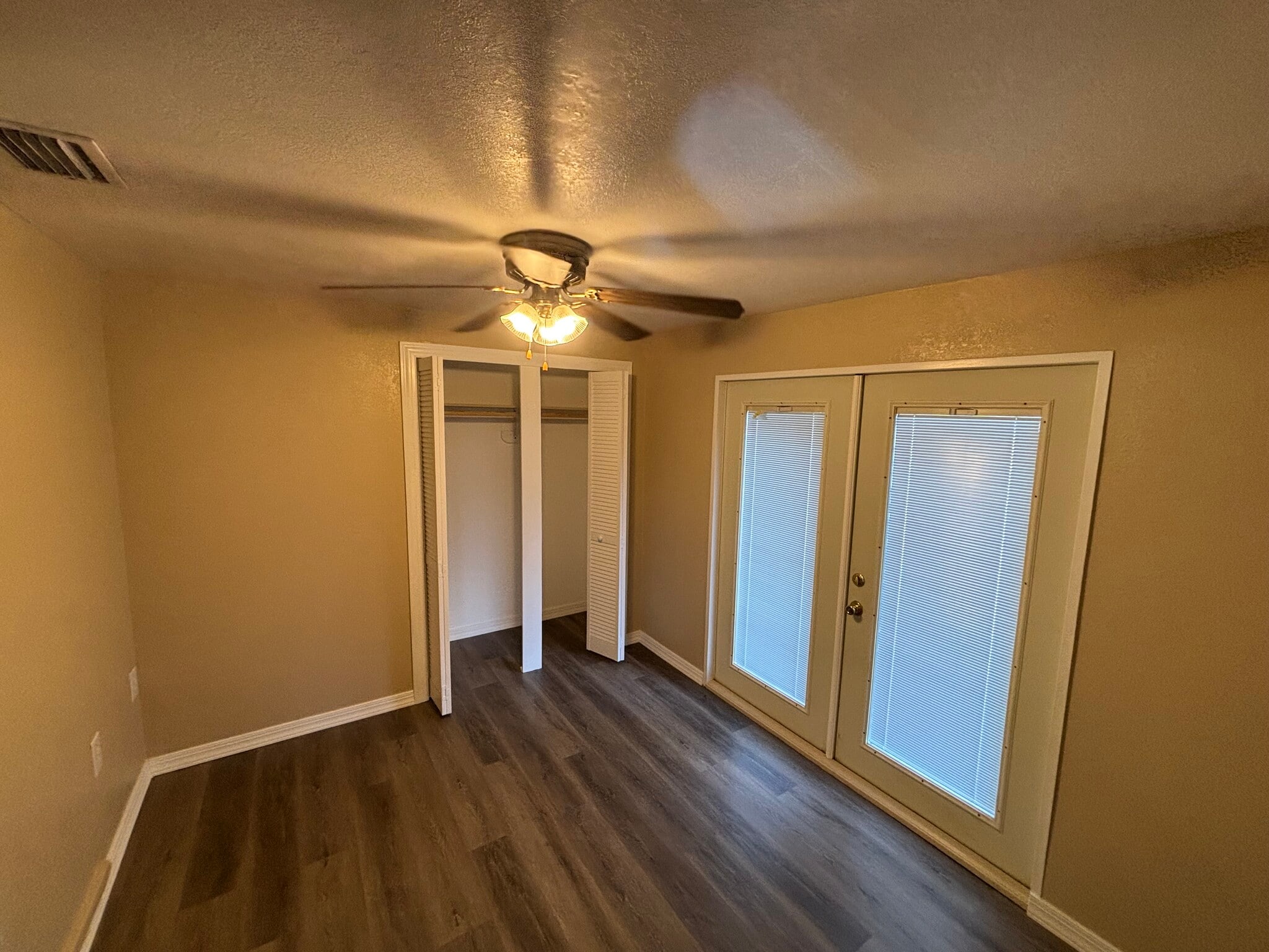 Bed 3 - 1313 Golfview St