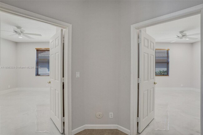 Building Photo - 2553 Jardin Manor