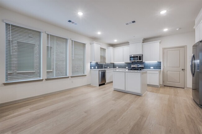 Building Photo - 512 Parkside Dr