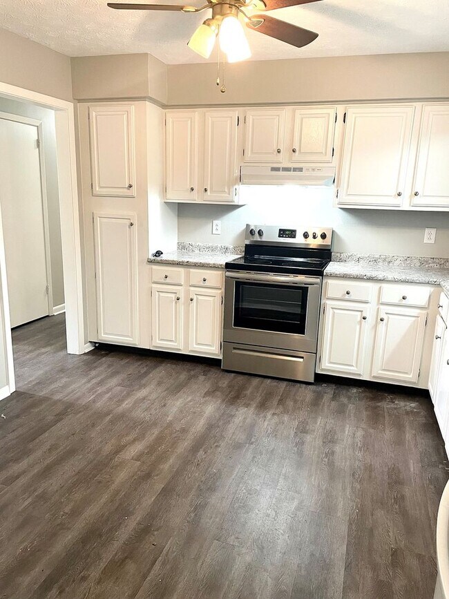 Building Photo - Gorgeous 3 bedroom 2.5 bath home in Farrag...