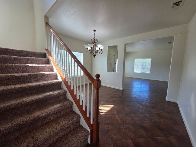 Building Photo - 3 bedroom with an extra office/den space in Modesto!