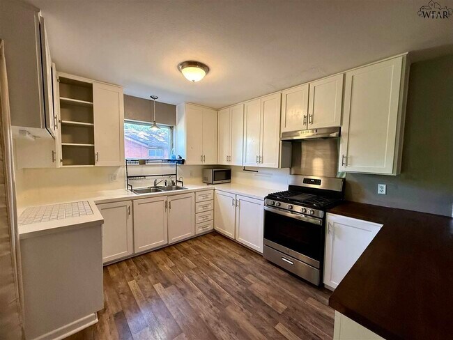 Building Photo - 1210 Clover Dr