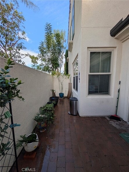 Building Photo - 64 Emerald Clover