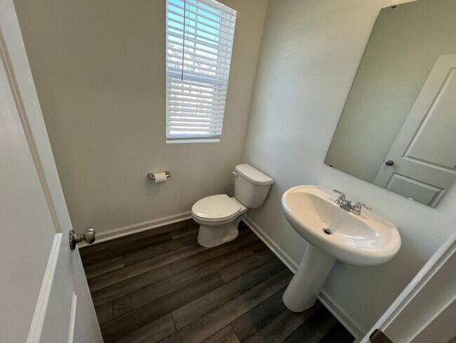 Building Photo - 815 Basswood Gln Trl