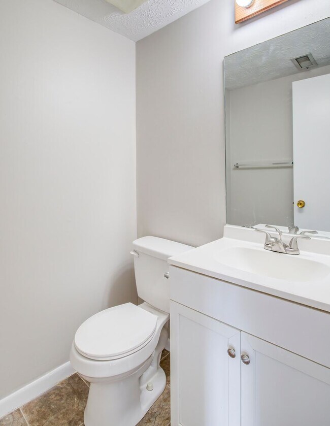 Building Photo - 5021 Emerald Dr