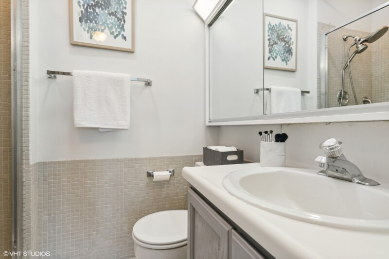 Building Photo - 2400 N Lakeview Ave