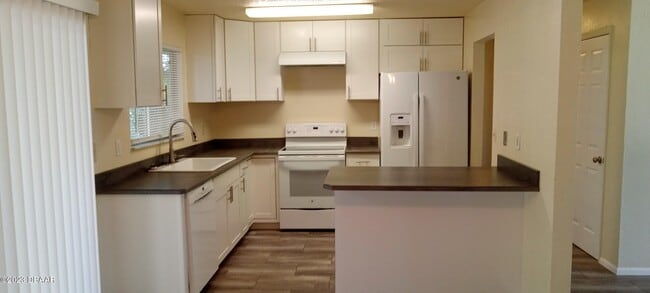 Building Photo - 8 Castle Manor Dr