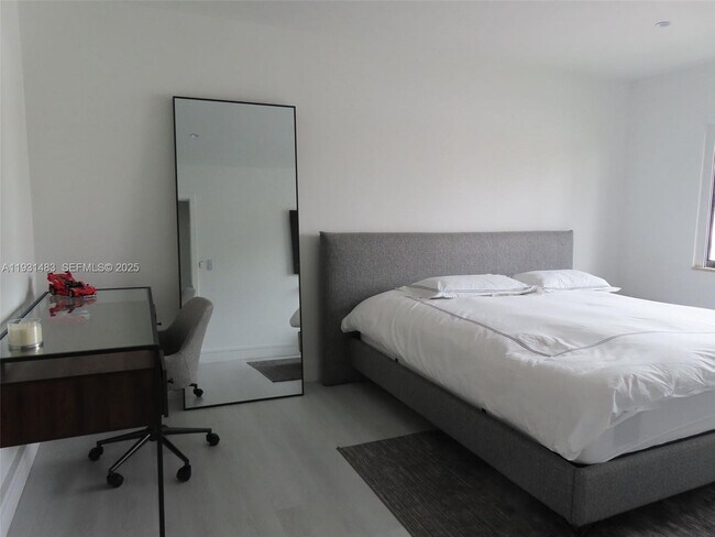 Building Photo - 260 187th St