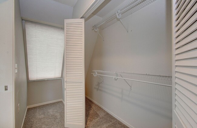 Building Photo - Bright Loft Condo with Stunning Columbia River Views