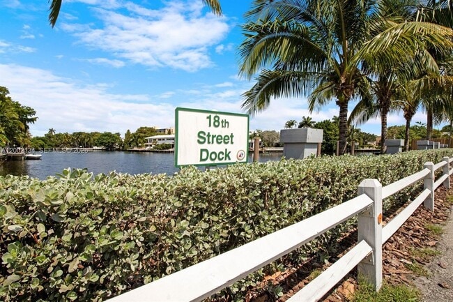 Building Photo - 811 NE 17th Ct