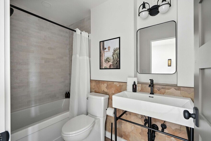 Building Photo - 925 NE 23rd Ave