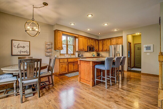 Building Photo - Immaculate 5 Bedroom 4 Bath in Chanhassen - Available August 1st.