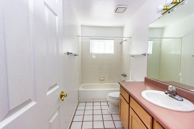 Building Photo - Beautiful and Spacious 3BR 2BA Home w/ Courtyard • Fenced Yard • Cul-de-sac in Tucson