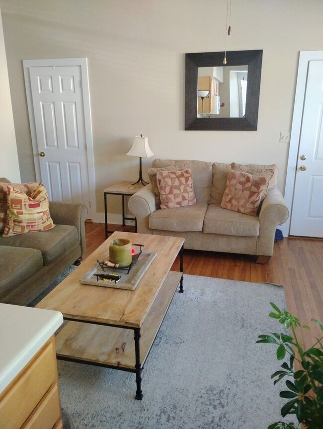 Building Photo - 425 Caplewood Dr