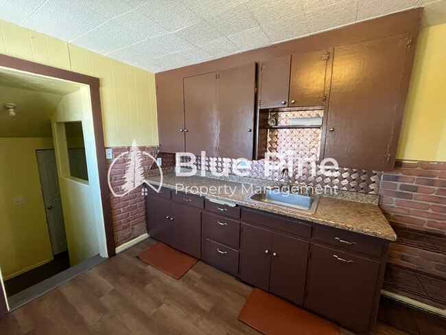 Building Photo - 498 E 17th St