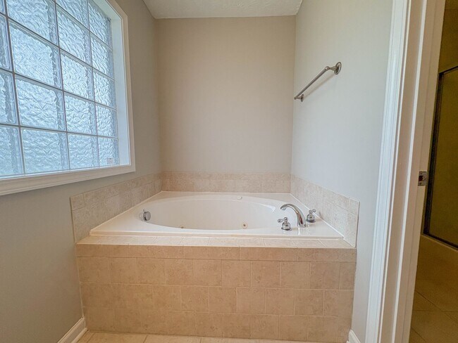 Building Photo - 3426 Broomsgrove Dr