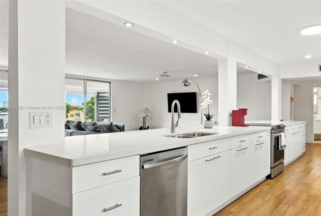 Building Photo - 1350 NE 191st St