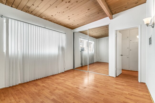 Building Photo - 826 S Grand View St