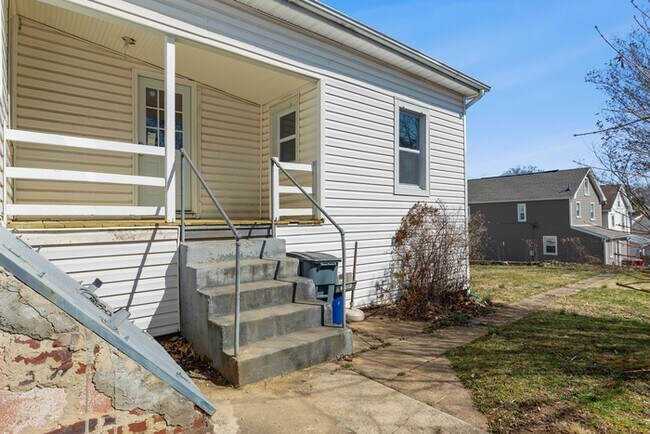 Building Photo - 5 Bedroom Single Family in Brunswick